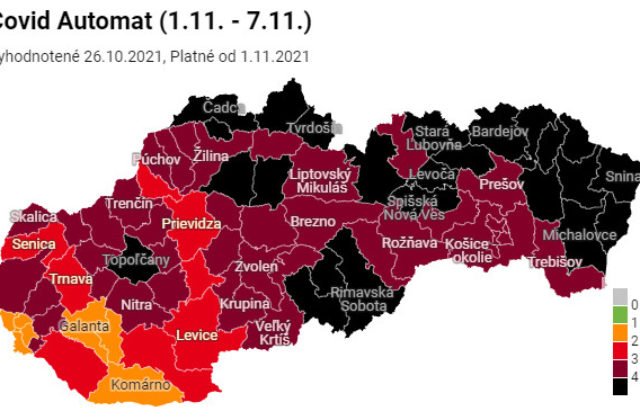 Čierne okresy na Slovensku od pondelka výrazne pribudnú, bordových bude 39 a oranžové aj červené ubudnú