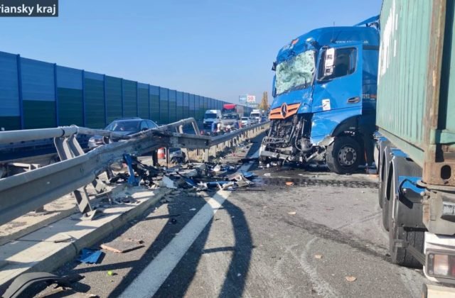 Dopravu na rýchlostnej ceste R1 ochromila havária kamiónu, nákladiak narazil do vozidla cestárov (foto)