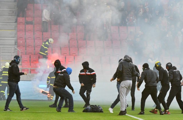 Disciplinárka rozhodla o treste pre Spartak a Slovan, naparila im pokuty a na zápasoch budú môcť fandiť len deti do 15 rokov