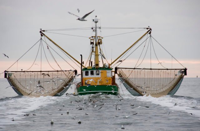 Británia zvažuje odvetné kroky voči Francúzsku, spor o práva na rybolov sa vyostrujú