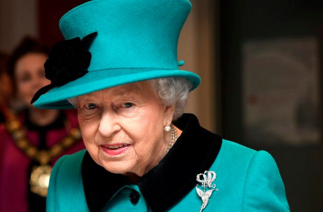 Kráľovná Alžbeta II. by mala dodržať dva týždne oddychu, odporúčajú jej lekári