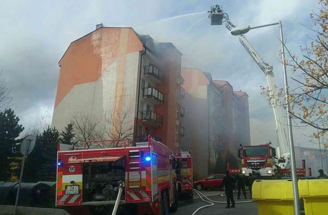Na sídlisku Hájik horel bytový dom, obyvateľov evakuovali (foto)
