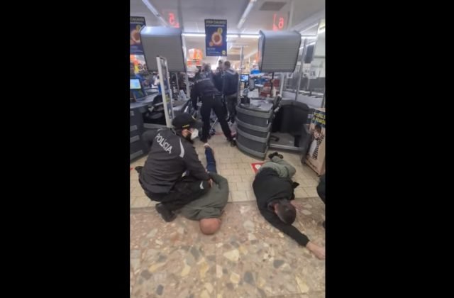 Antirúškari z piešťanského supermarketu čelia obvineniu a jedného súd poslal aj do väzby