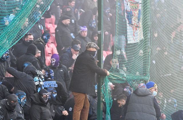 Vstupenky na rizikové zápasy majú vystavovať na konkrétne mená, viac priestoru by mala dostať aj polícia