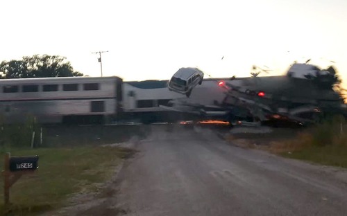 Rozbehnutý vlak trafil kamión zaseknutý na prejazde, autá z návesu lietali ako vo filme