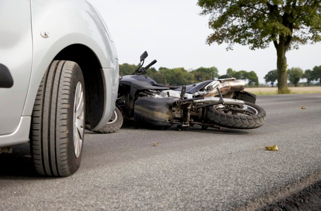 Policajti objasnili tragickú nehodu motocyklistu, za volantom auta sedel zdrogovaný vodič
