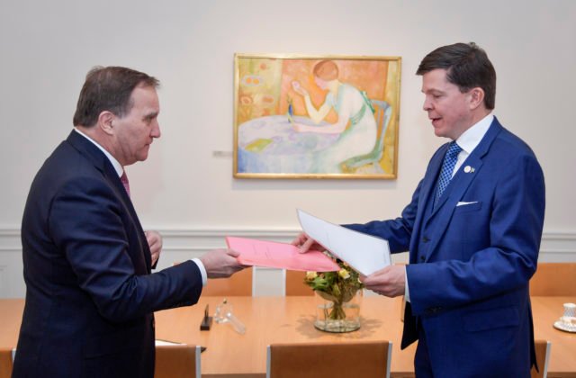 Švédsky premiér Löfven podal demisiu, jeho náhradníčkou by mala byť Anderssonová