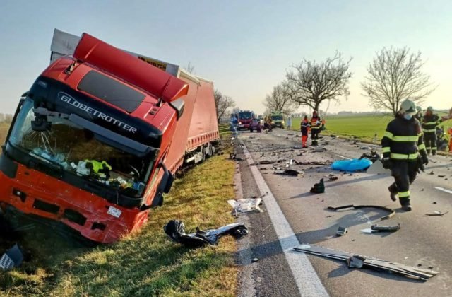 Po zrážke kamióna s autom zahynuli mladí ľudia, dôvodom nehody mohol byť mobil (foto)