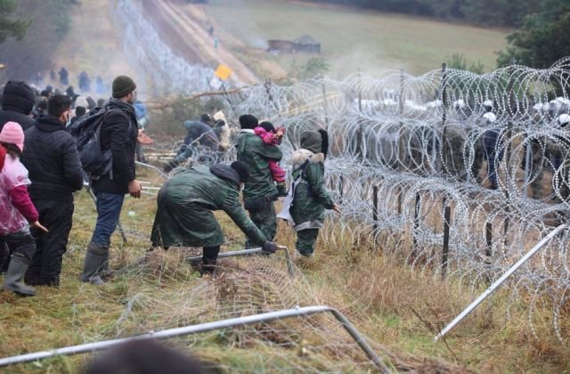 Skupina asi 50 migrantov prelomila bariéru na hraniciach a vstúpila do Poľska (video)