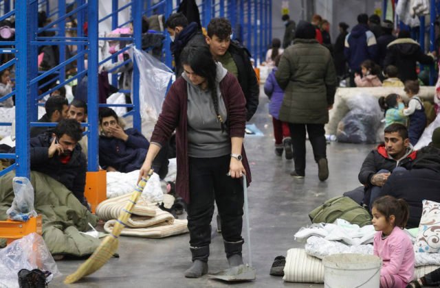 Bieloruské úrady premiestnili migrantov z pohraničia, stovky ľudí strávili noc vo vykurovacom sklade