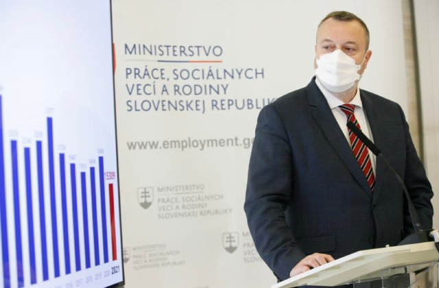 Nezamestnanosť na Slovensku podľa ministra Krajniaka prekonala dva podstatné míľniky