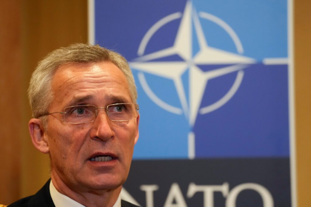 NATO pozorne sleduje ruské aktivity pri hraniciach s Ukrajinou aj pokrok Číny, tvrdí Stoltenberg