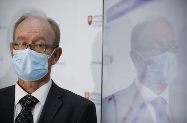Polícia v kauze útoku na infektológa Jarčušku obvinila tri osoby (video)