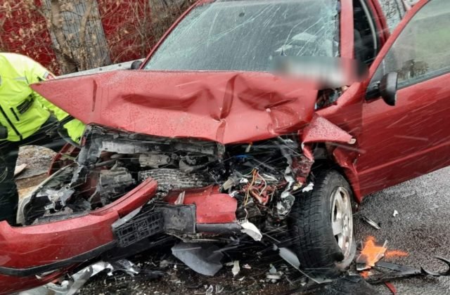 Medzi Banskou Bystricou a Sliačom sa zrazili dve autá, nehodu neprežila spolujazdkyňa (foto)
