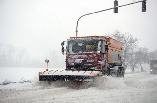 Sneženie v Bratislave spôsobuje problémy, meškala aj MHD a kalamitu očakávajú v celom kraji