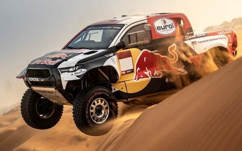 Dakarský špeciál Toyota GR DKR Hilux T1+ má dve tony, motor uprostred a výkon 405 koní