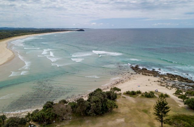 Pri pobreží austrálskeho Queenslandu sa do mora zrútilo malé lietadlo, potápači našli vo vraku štyri telá