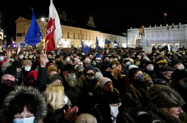 Poliaci demonštrovali po celej krajine proti prijatému návrhu zákona, týka sa slobody médií