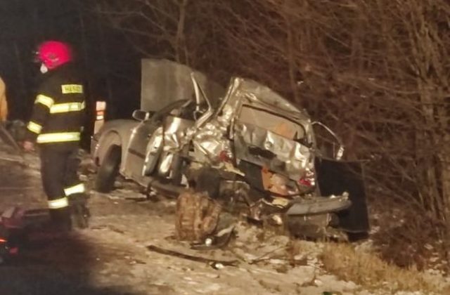 Škodovka narazila do zvodidiel a autobusu, zahynuli vodič a spolujazdkyňa (foto)