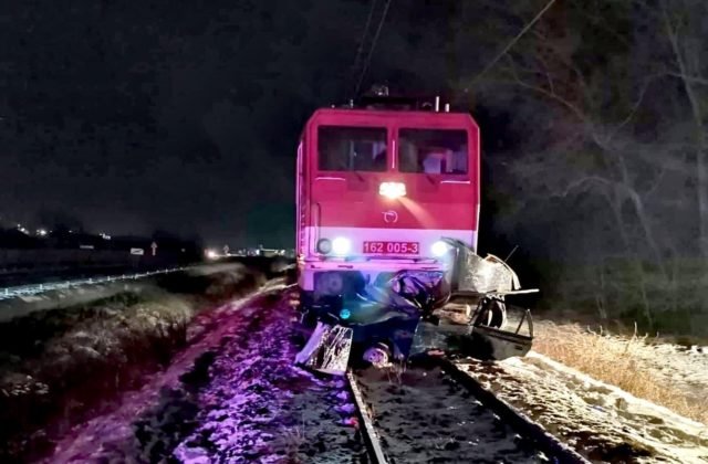 Na železničnom priecestí v Lipanoch sa zrazil vlak s osobným autom, 30-ročný vodič nehodu neprežil