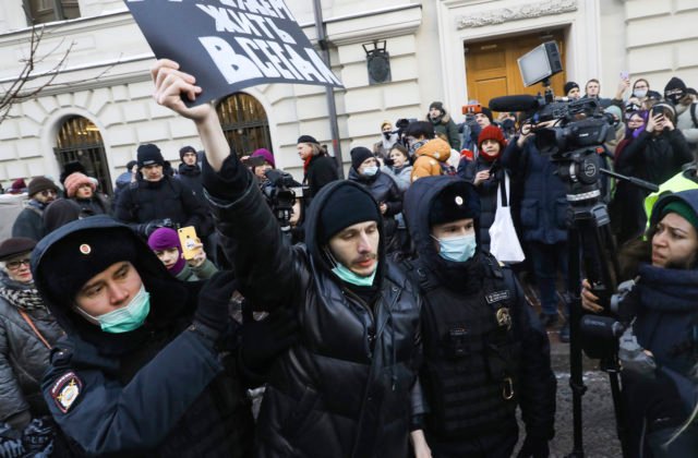 Ruský súd zrušil jednu z najstarších ľudskoprávnych organizácií, označili ju za zahraničného agenta