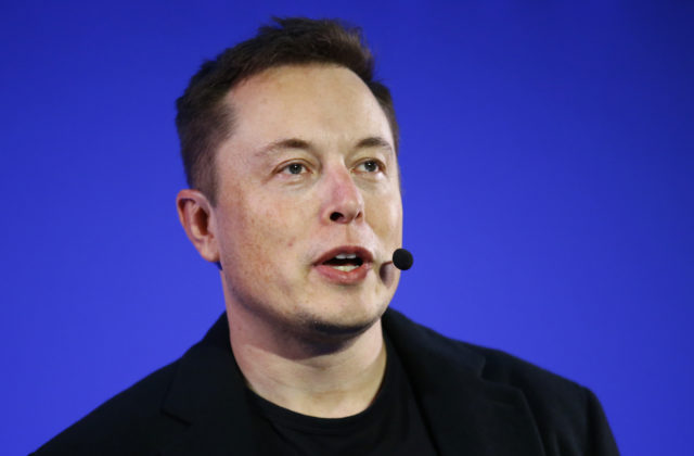 Video: Elon Musk opäť bije na poplach kvôli vyľudňovaniu