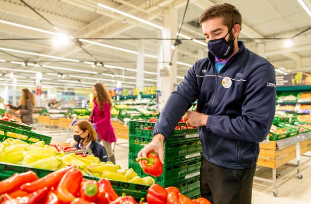 Tesco pokračuje v podpore kolegov a kolegýň, zvyšuje mzdy