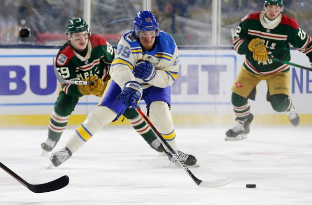 Poriadne mrazivý zápas Winter Classic ovládli hráči St. Louis Blues, Chára si opäť užil čas na ľade (video)