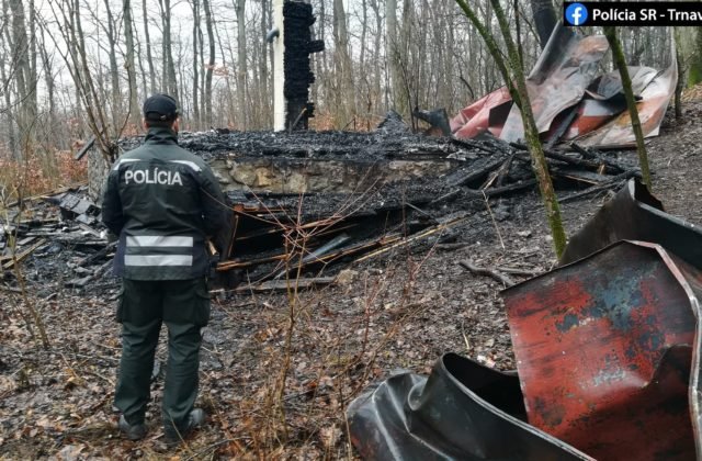 Záhradnú chatku v Smoleniciach zachvátil požiar, vyžiadal si jednu obeť