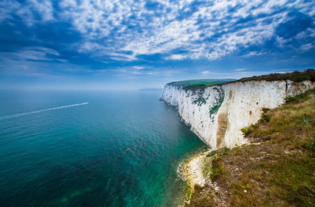 Migrantov vstupujúcich do Británie cez Lamanšský prieliv pribúda, ich počet sa vlani strojnásobil