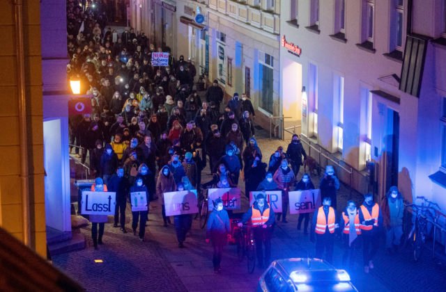 V Nemecku ľudia opäť demonštrovali proti pandemickým opatreniam. Protesty sa nezaobišli bez násilia (video)