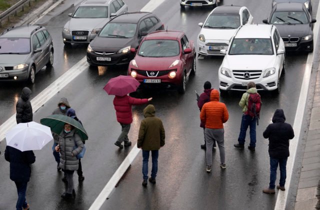 Srbskí demonštanti zablokovali na niekoľkých miestach cesty, protestovali proti ťažbe lítia