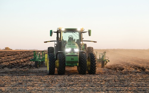 John Deere chce čoskoro začať vyrábať plne autonómny traktor