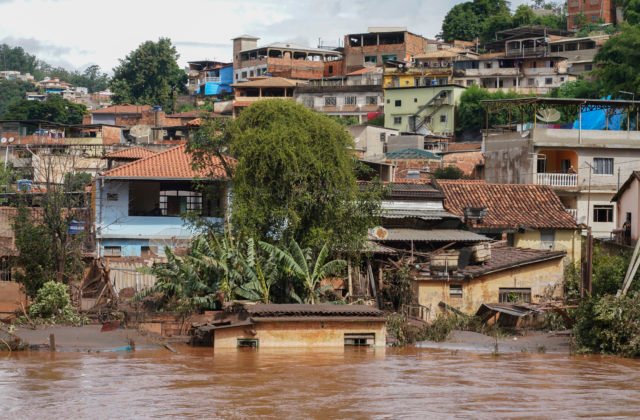 Zosuvy pôdy v Minas Gerais si vyžiadali 12 obetí, pre záplavy museli svoje domovy opustiť tisícky ľudí