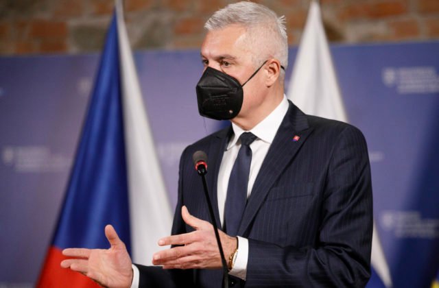 Slovensko by malo podľa Korčoka ukončiť hystériu, verejnosť je kŕmená konšpiráciami