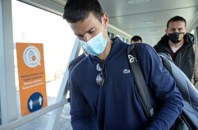 Djokovič už priletel do Srbska a doma je ikonou, môžu mu hroziť problémy so štartom na Roland Garros