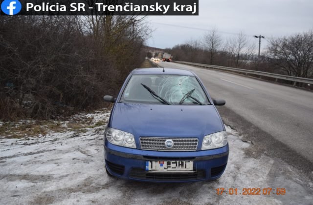 Zo strechy kamiónu odletel kus ľadu a trafil protiidúce auto, vodič sa zranil len ľahko (foto)