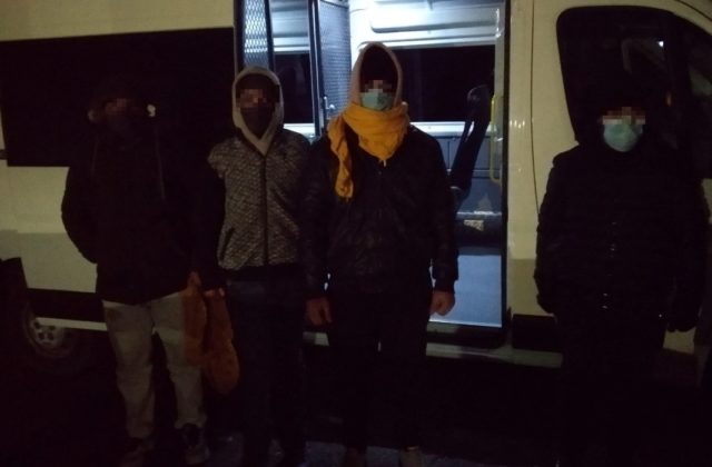 Policajti zadržali osem migrantov z Indie a Sýrie, prezradil ich taxikár (foto)