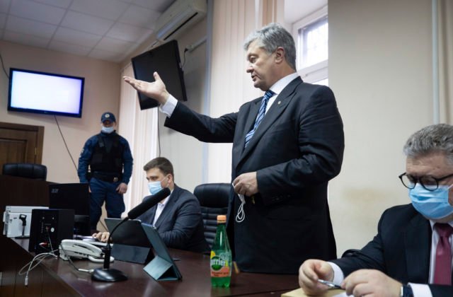 Ukrajinský súd zamietol návrh prokuratúry a odmietol vziať exprezidenta Porošenka do väzby