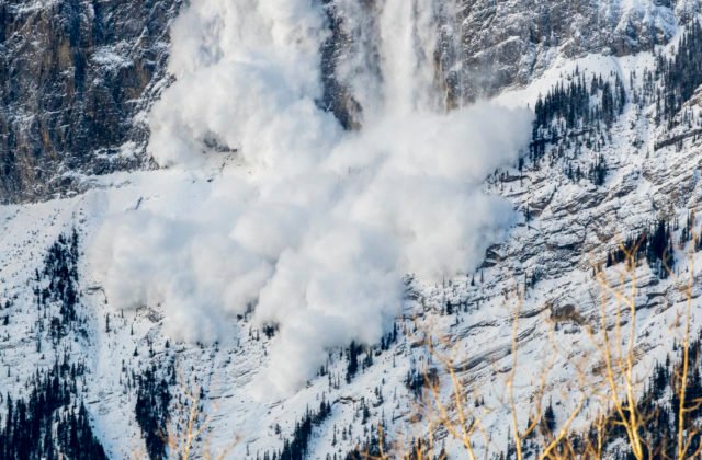 Dvoch skialpinistov strhla v Západných Tatrách lavína, jednému sa podarilo vyhrabať, no druhý zahynul