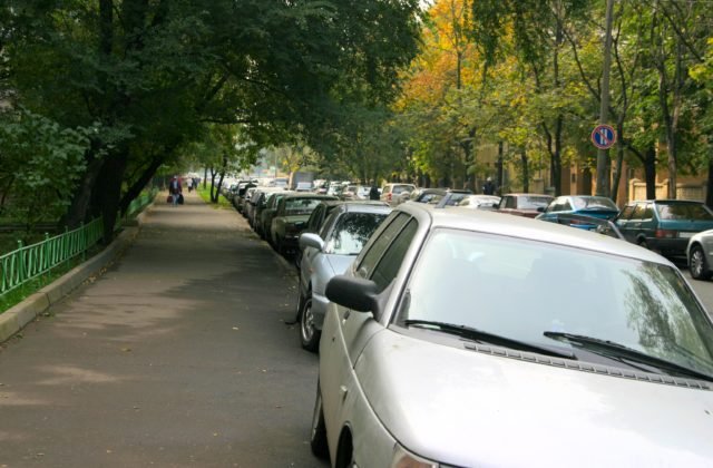 Vládni poslanci chcú návrat k parkovaniu na chodníkoch, zákaz by v niektorých lokalitách spôsobil parkovací kolaps