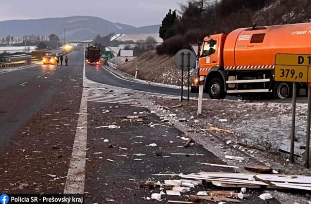 V tuneli Branisko došlo ku kurióznej nehode, kusy rozbitej maringotky sa válali všade na ceste