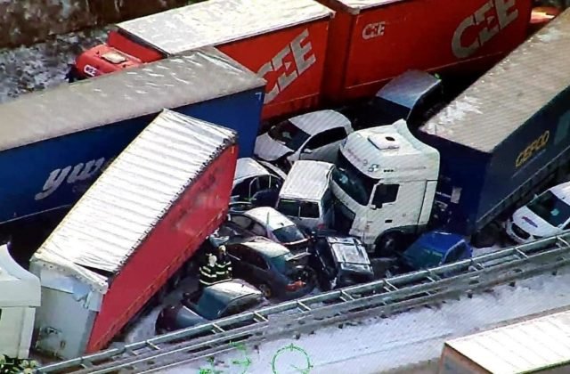 Hromadná nehoda 40 áut zablokovala diaľnicu D5 v smere na Prahu, hlásia zranených (foto)