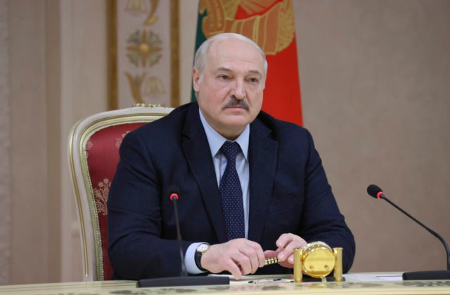 Lukašenko nariadil kontrolu bojaschopnosti armády, plánuje aj obmedziť pohyb občanov