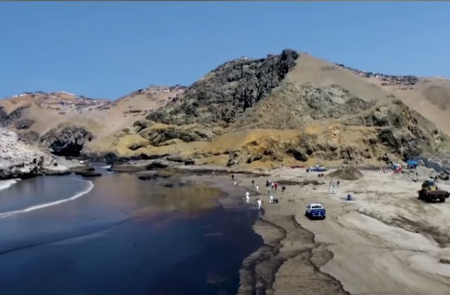 Výbuch sopky v Tonge spustošil peruánske pláže, vláda vyhlásila stav environmentálnej núdze (video)