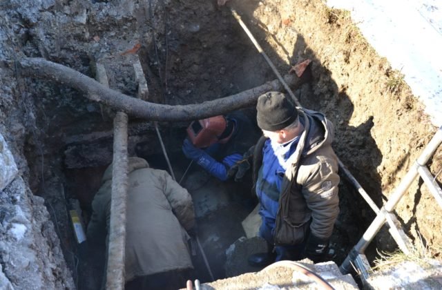 Havária potrubia odstavila polovicu sídliska v Humennom, bez teplej vody a tepla sú bytové domy či školské zariadenia (foto)