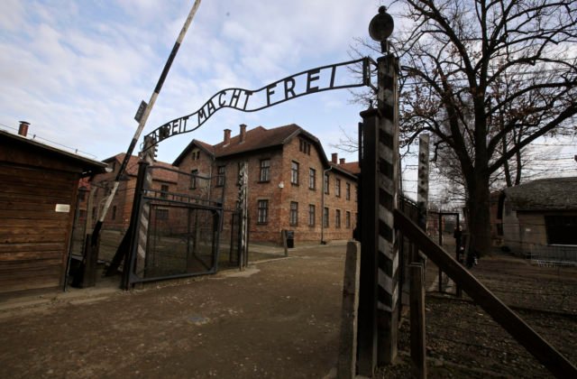 Holandská turistka to poriadne prehnala, pred bránou koncentračného tábora Auschwitz hajlovala