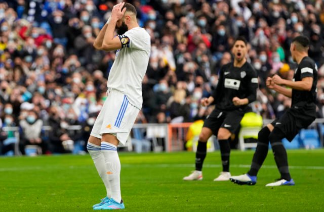 Karim Benzema nepremenil prvú penaltu v drese Realu a zranil sa v zápase, počas ktorého mu vykradli dom