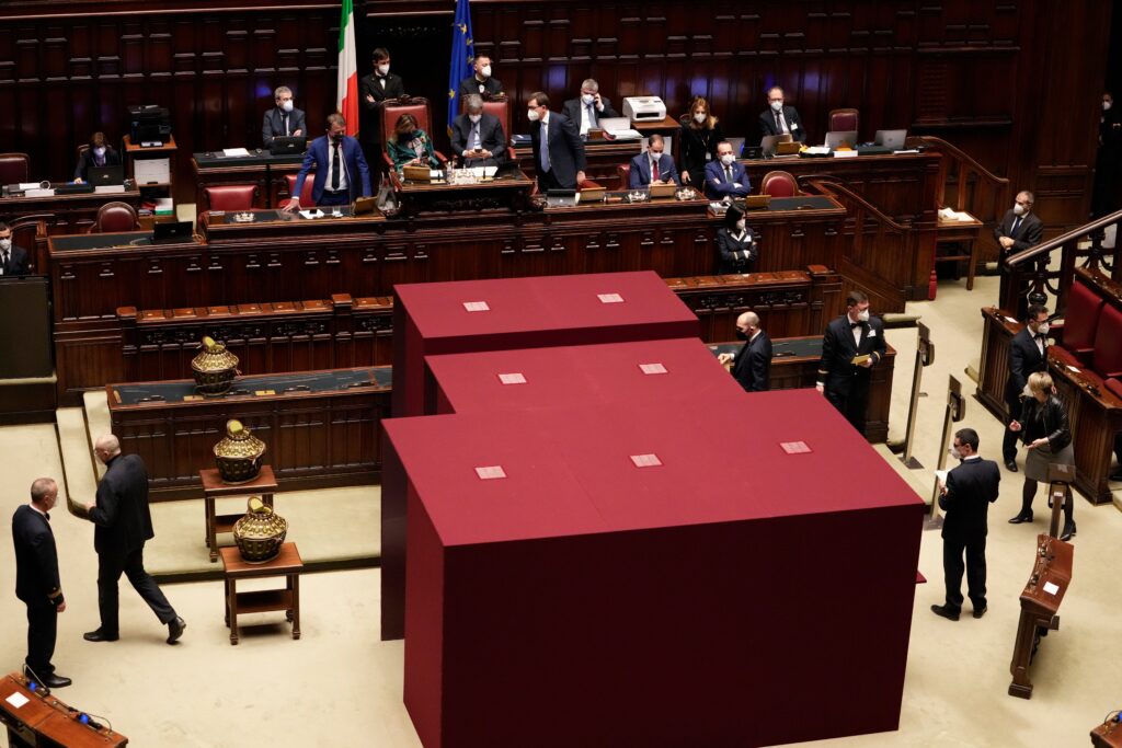 Taliani stále nepoznajú meno nového prezidenta, víťaza nepriniesol ani druhý deň hlasovania