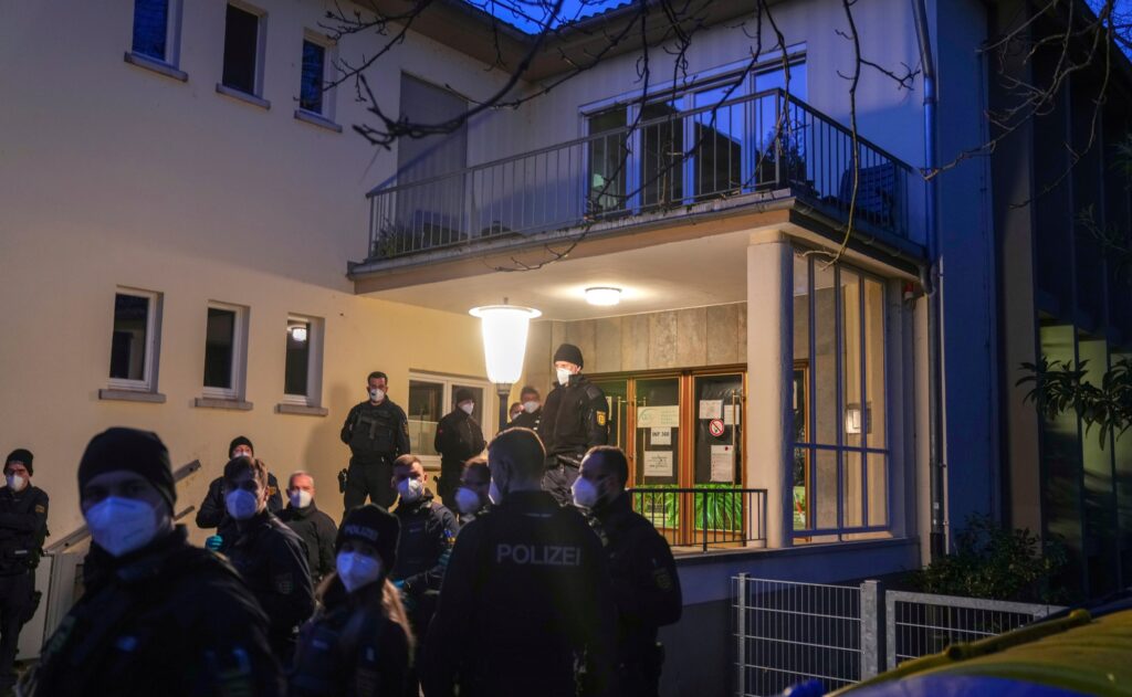 Muž strieľajúci na univerzite zohnal použité strelné zbrane v Rakúsku